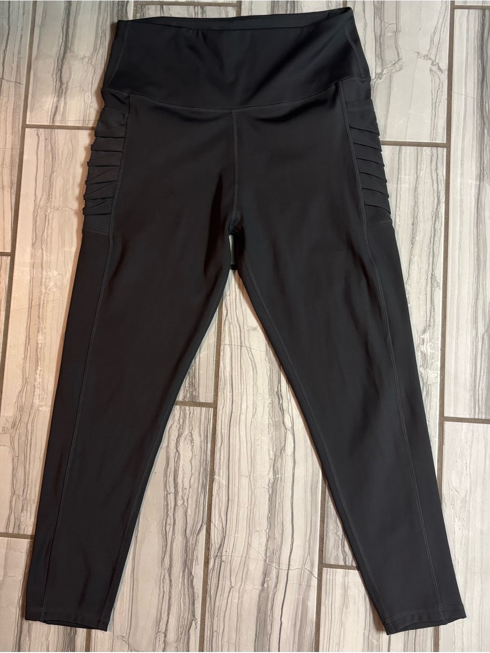 Grey leggings with detailed pocket